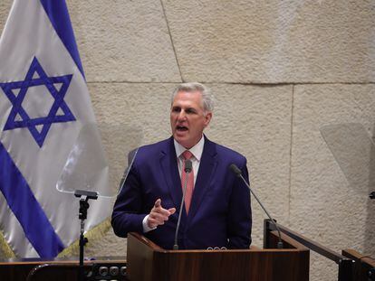 Kevin McCarthy se dirige al Parlamento israelí este lunes en Jerusalén.