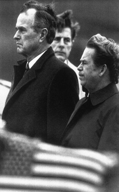 17 de noviembre de 1990. El presidente George Bush padre es recibido en el aeropuerto de Praga por Václav Havel en una visita oficial que realizó el entonces mandatario estadounidense a Checoslovaquia.
