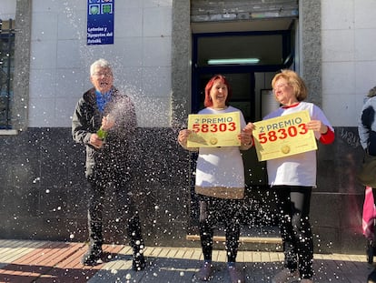 Rafael Platero, Esperanza Madrid y Josefa Rodríguez celebran el segundo premio en Fuenlabrada.