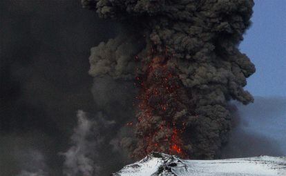 Erupción de lava y ceniza, hoy en el volcán de Eyjafjalla.