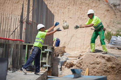Dvd 853 07-12-17Workers working under the sun in Arroyomolinos. photo: santi burgos