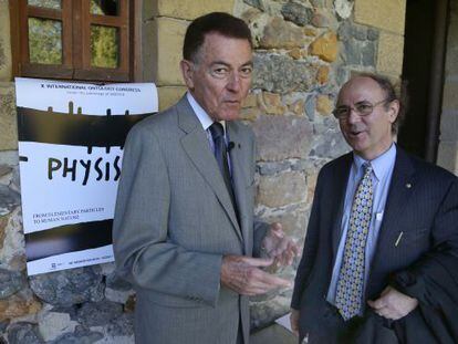 El bi&oacute;logo Francisco J. Ayala (izquierda) junto al Nobel de F&iacute;sica Frank Wilczek, en San Sebasti&aacute;n.