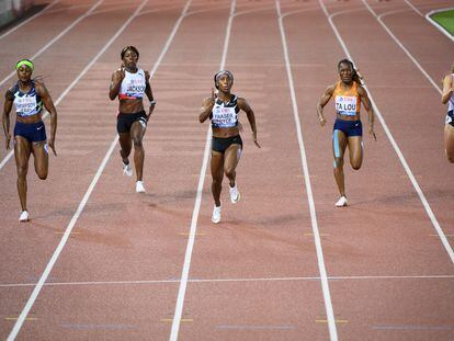 La jamaicana Shelley-Ann Fraser, en el centro, a punto de cruzar  la meta en primer lugar en los 100 metros lisos de la reunión de Lausana. EFE/EPA/LAURENT GILLIERON