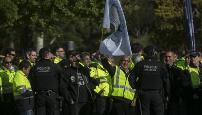 Protesta d'estibadors a l'avinguda Diagonal en un acte del president Mariano Rajoy.