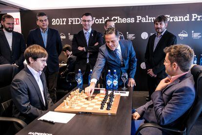 Las autoridades hacen el saque de honor en la 1ª ronda del Gran Premio FIDE en Palma de Mallorca; la partida, Jakovenko-Aronián, no tuvo interés alguno y terminó en tablas tras sólo 27 movimientos