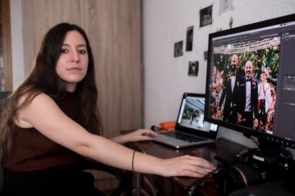 En la foto, Laura C. Vela (28), fotógrafa de bodas,  editando unas fotos en el ordenador de su casa, en el barrio de Torre Arias.
Madrid, 2020.