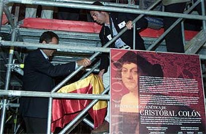 Traslado de los restos de Cristóbal Colón tras su exhumación en Sevilla para el estudio genético.
/ GARCÍA CORDERO