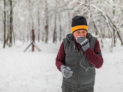 Un hombre hace ejercicio físico durante el invierno.