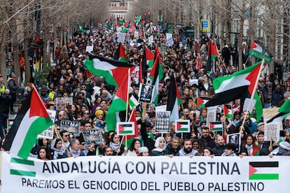 Centenares de personas participan en la marcha en apoyo a Palestina, este sábado por las calles de Gaza.