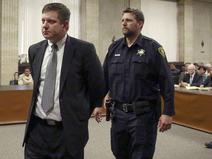 Jason Van Dyke abandona esposado el tribunal en Chicago