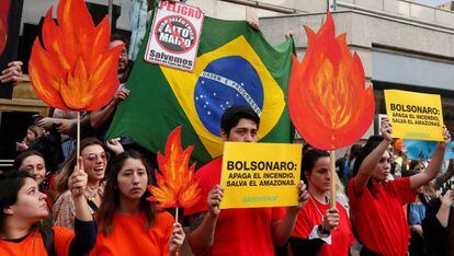 Manifestación frente a la embajada de Brasil en Santiago de Chile para pedir a Bolsonaro la protección de la Amazonía.