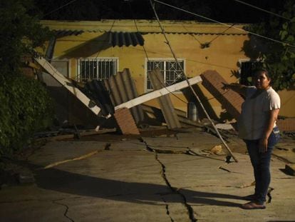 Una mujer muestra los daños causados en su vivienda en Veracruz (México).