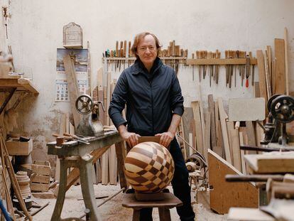 "Una cosa es la artesanía, que hay mucha. Otra, la excelencia artesana. De eso hay muy poco", dice el arquitecto Tomás Alía en el taller de Luis Velasco Vega.