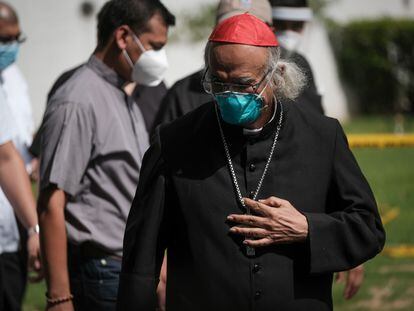 El líder de la iglesia católica en Nicaragua, Cardenal Leopoldo Brenes, luego de inspeccionar una capilla incendiadas en la Catedral de Managua, en julio 2020, en Managua.
