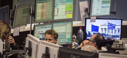 Corredores de bolsa observan los datos de la Bolsa en Fr&aacute;ncfort (Alemania).