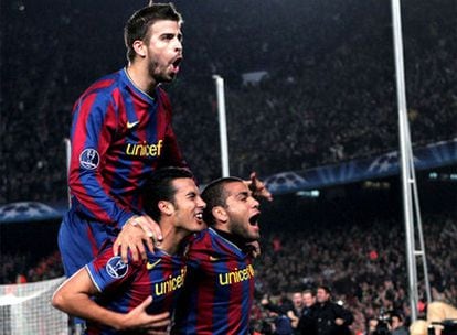 Pedro, Piqué y Alves celebran el segundo gol del Barça