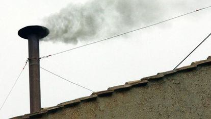 Una imagen del 19 de abril de 2005 que muestra humo negro saliendo de la Capilla Sixtina durante el c&oacute;nclave tras la muerte de Juan Pablo II.