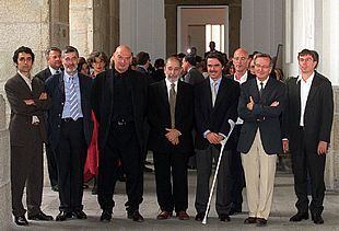 De izquierda a derecha, Francesc Pla, Juan M. Hernández León, Jean Nouvel, Álvaro Siza, José María Aznar, Jacques Herzog, Rafael Moneo y Harry Gugger.