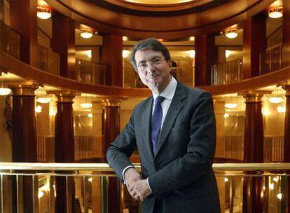Gérard Mortier, futuro director artístico del Teatro Real, fotografiado ayer en el vestíbulo del coliseo madrileño.