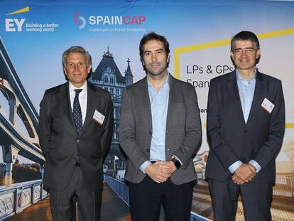 Juan López del Alcázar, socio repsonsable de Transacciones de EY; Carlos Cuerpo, secretario general del Tesoro; Oriol Pinya, presidente de Spain Cap.