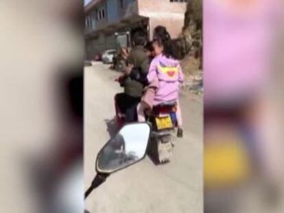Los menores se aferraban a la motocicleta sin ningún tipo de protección en la provincia china de Guizhou