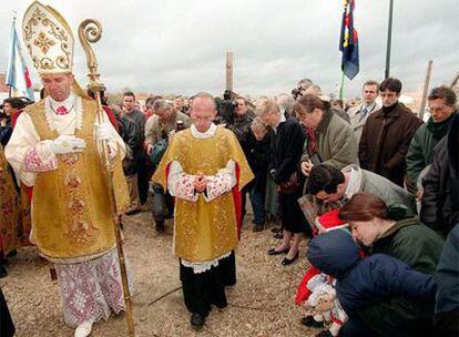 Imagen de monseñor Fellay tomada en la inauguración de la primera iglesia inaugurada en Francia por los tradicionalistas que niegan los avances del Concilio Vaticano II, en 1997.