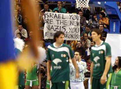 Una pancarta contra Israel durante el partido de baloncesto de anoche en Málaga.