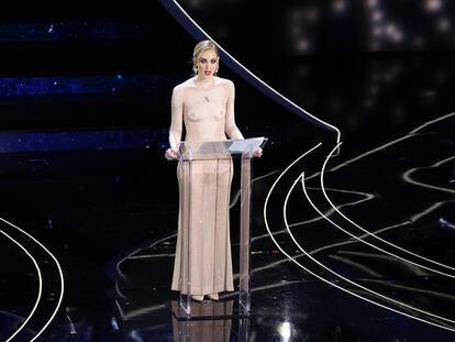 Chiara Ferragni, con uno de los looks feministas de Dior.