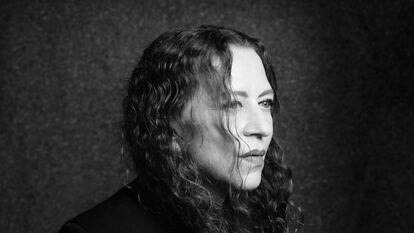 Ann Demeulemeester fotografiada en 2023 por su hijo Victor Robyn.