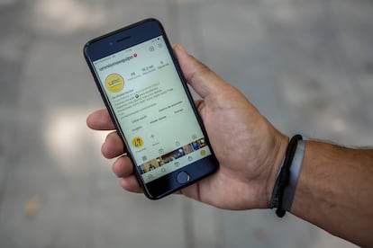 Pablo García muestra en su teléfono móvil el perfil de 'Un Mismo Equipo' en Instagram.