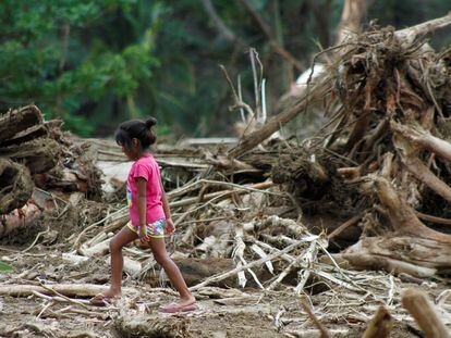 Una niña camina por un paisaje devastado por el huracán Agatha, en Oaxaca.