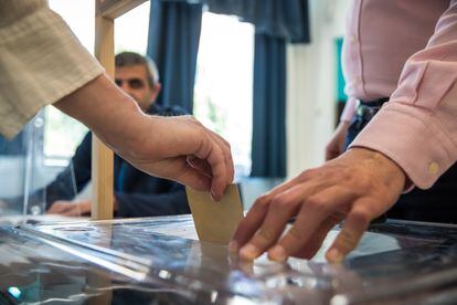 Un votante deposita su papeleta en la primera vuelta de las elecciones legislativas en Francia, el pasado domingo.