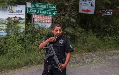 Un policía en Colima.
