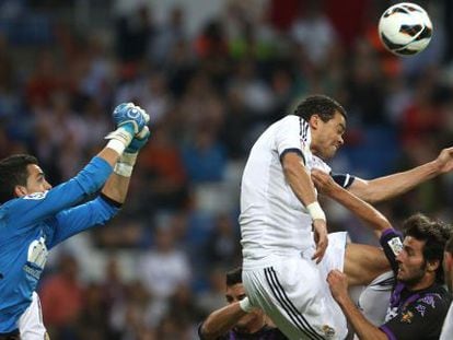 Pepe intenta golpear el bal&oacute;n ante la salida de Jaime. 