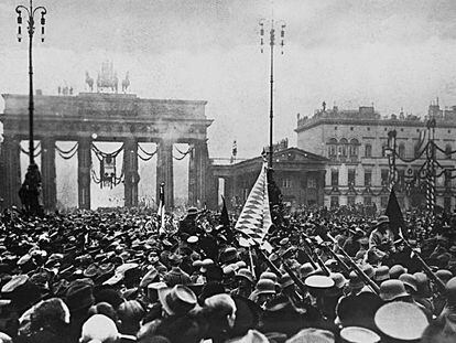 Concentración en la Puerta de Brandenburgo (Berlín) en 1918.