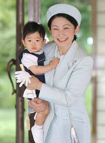 La princesa Kiko, con su hijo Hisahito.