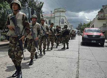 Una columna de soldados se dirige a la sede de las Fuerzas Armadas en Tegucigalpa ayer en la tarde
