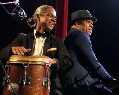 Adel Gonzalez, a la izquierda, y Roberto Fonseca, durante el concierto que cerró el Festival de Jazz de La Habana, el pasado domingo. 