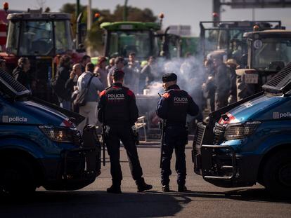 Dos agentes de los Mossos d'Esquadra, ante la concentración de agricultores en Mercabarna, este martes.