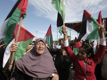 Miles de palestinos celebran la llegada de los prisioneros.