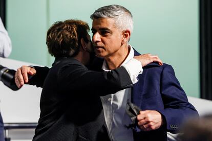 El alcalde de Londres, Sadiq Khan, abraza a su mujer, Saadiya, este sábado después su discurso de reelección.