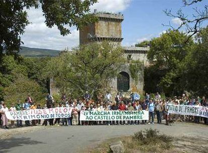 Manifestación ante el castillo de Pambre, en agosto del año pasado, para pedir que el dueño facilite las visitas a las que le obliga la ley.