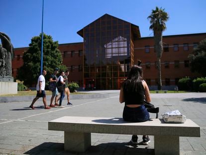 Alumnos delante de la Facultad de Ciencias Jurídicas y Sociales de la Universidad Rey Juan Carlos, en Madrid, en una foto de 2018.