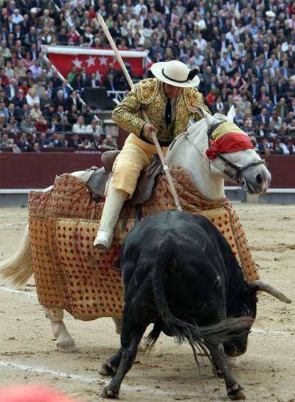 Un picador da un puyazo en la corrida de ayer en Las Ventas.