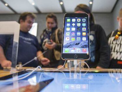 Un grupo de personas espera para poder comprar el iPhone6, en Berl&iacute;n.