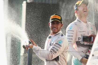 Hamilton y Rosberg celebran su doblete en Melbourne.