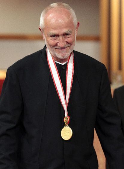 Peter Zumthor, en 2008, recogiendo la medalla imperial otorgada por el Emperador de Japón