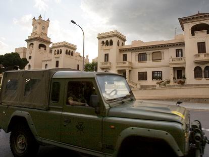 Vehículos militares circulan por el exterior del cuartel de El Bruc (Barcelona), en una imagen de archivo.