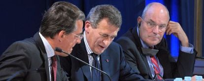 De izquierda a derecha, los consejeros delegados de Air France, Alexandre de Juniac, Air France-KLM, Jean-Cyril Spinetta, y KLM, Peter Hartman, durante la presentación de los resultados del grupo, en París.