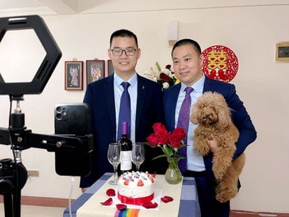 Zhijun (derecha) y Jungang durante su boda. Junto a ellos su perro pequinés 'Dajuzi' (que significa doble felicidad).